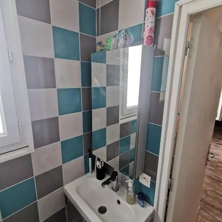 Charming Flat Near Gare Du Nord Station דירה *
